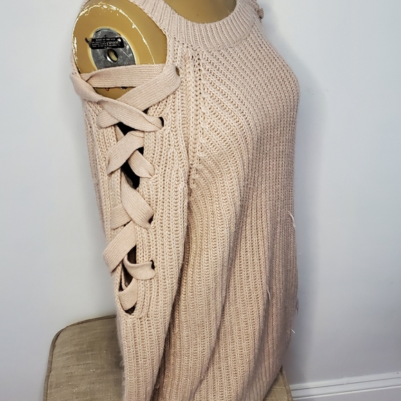 Tobi sweatshirt off shoulder with lace up sleeves - Picture 2 of 3